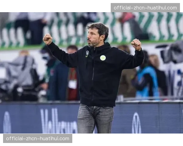 官方:沙尔克04主帅因战绩不佳下课,U19教练暂代主帅职务 官方:沙尔克04主帅因战绩不佳下课,U19教练暂代主帅职务