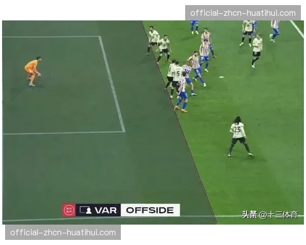 关键判罚:VAR复核后取消法兰克福点球,引发主场球迷强烈不满 关键判罚:VAR复核后取消法兰克福点球,引发主场球迷强烈不满